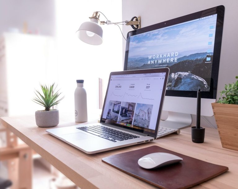 Arbeitsplatz mit Computer Blick auf einen Arbeitsplatz