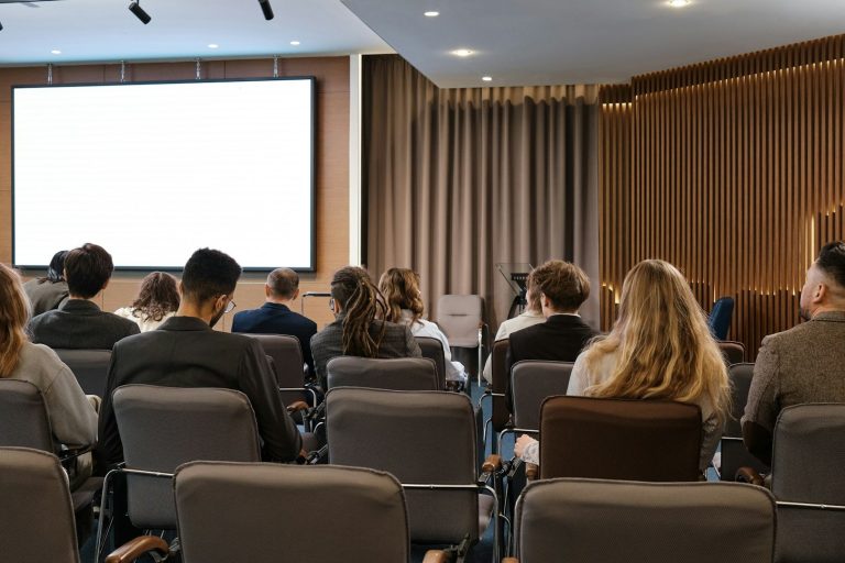 Zwei Personen in T-Shirts mit der Aufschrift „Volunteer“ arbeiten in der Natur.