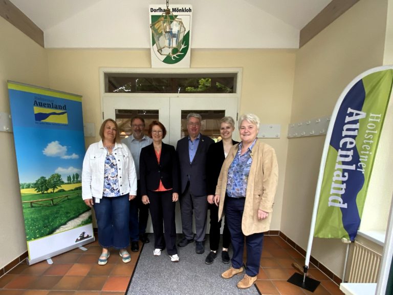 Vorstandsmitglieder der AktivRegion mit den Vertreterinnen des MLLEV im Dorfhaus Mönkloh Gruppenfoto von sechs Personen vor einem Eingang, mit zwei Bannern im Hintergrund.