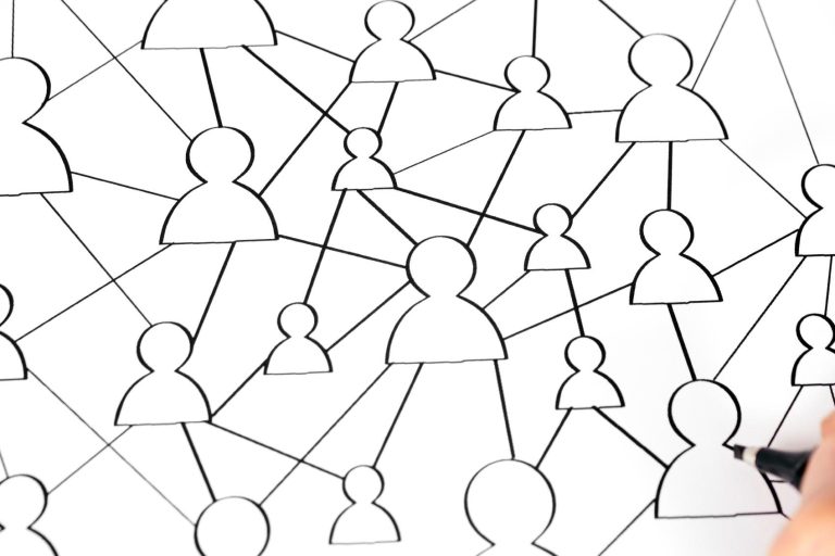Vereinzelte Strichfiguren, verbunden durch Linien, die Netzwerke darstellen.