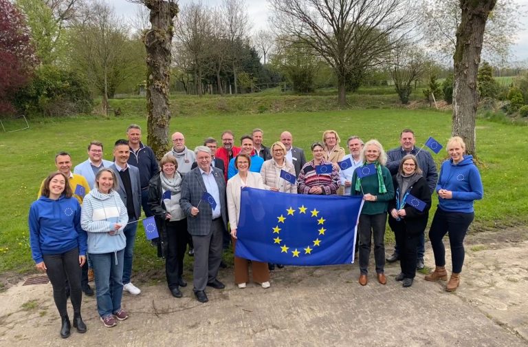 Projektbeirat der AktivRegion Gruppenfoto von Menschen in einem modernen Raum mit hellem Dekor und natürlichem Licht.