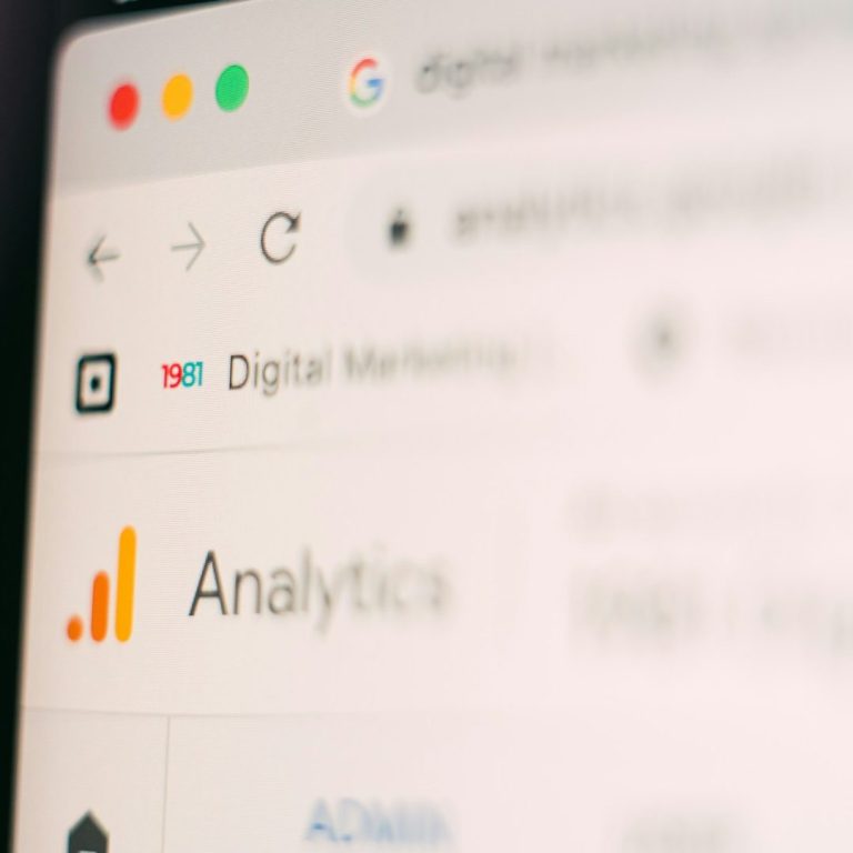 Dashboard mit den Bereichen Digital Marketing und Analytica, grafische Darstellung von Daten.