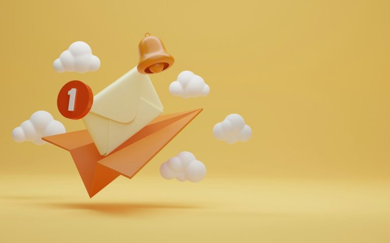 Ein orangefarbener Papierflieger mit einer E-Mail-Benachrichtigung und Wolken.