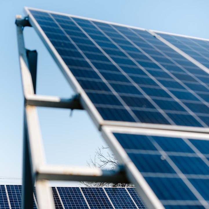 Solarpanel mit blauen Photovoltaikzellen vor klarem Himmel.