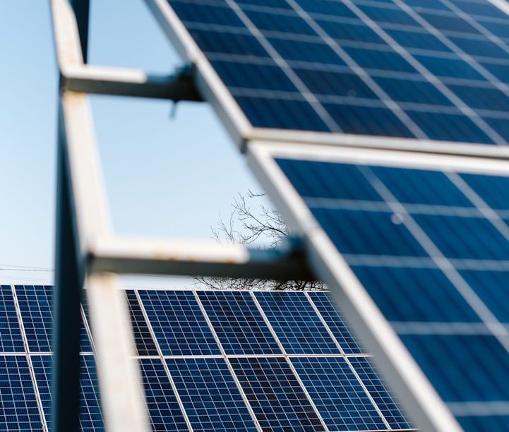 Solarpaneele vor blauem Himmel, mit Fokus auf deren Struktur und Anordnung.
