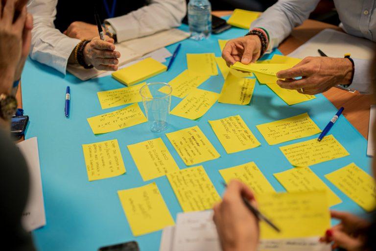 Workshop Gelbe Zettel auf einem blauen Plakat