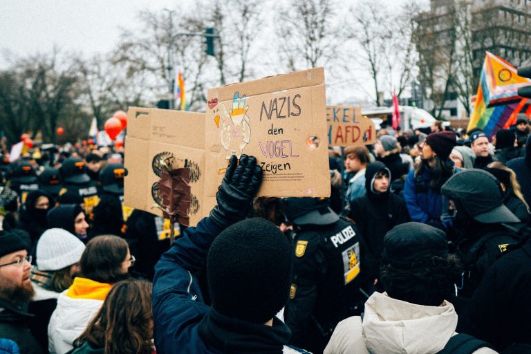 Hände verschiedener Personen, die übereinander gestapelt sind, um Teamarbeit zu zeigen.