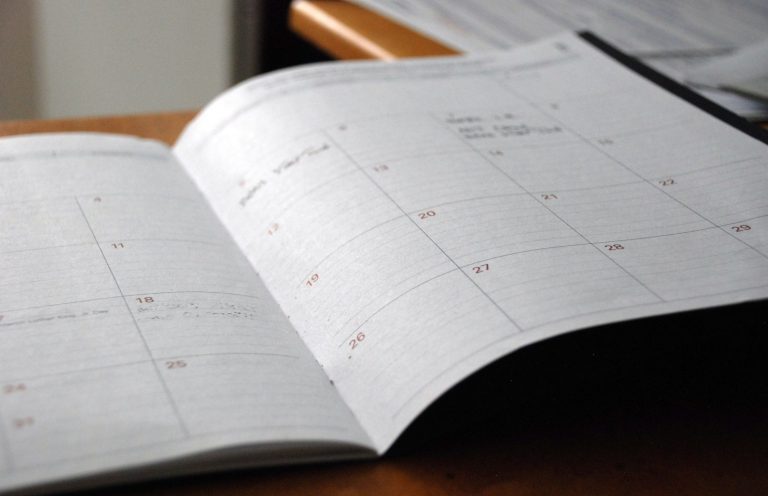 Veranstaltungen Ein aufgeschlagener Planer mit Monatskalender und Notizen.