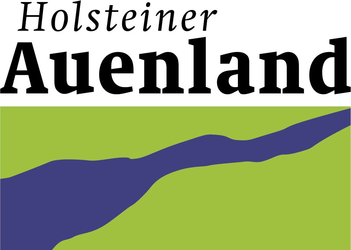 Logo des Holsteiner Auenlands mit grünem Hintergrund und blauer Grafik.
